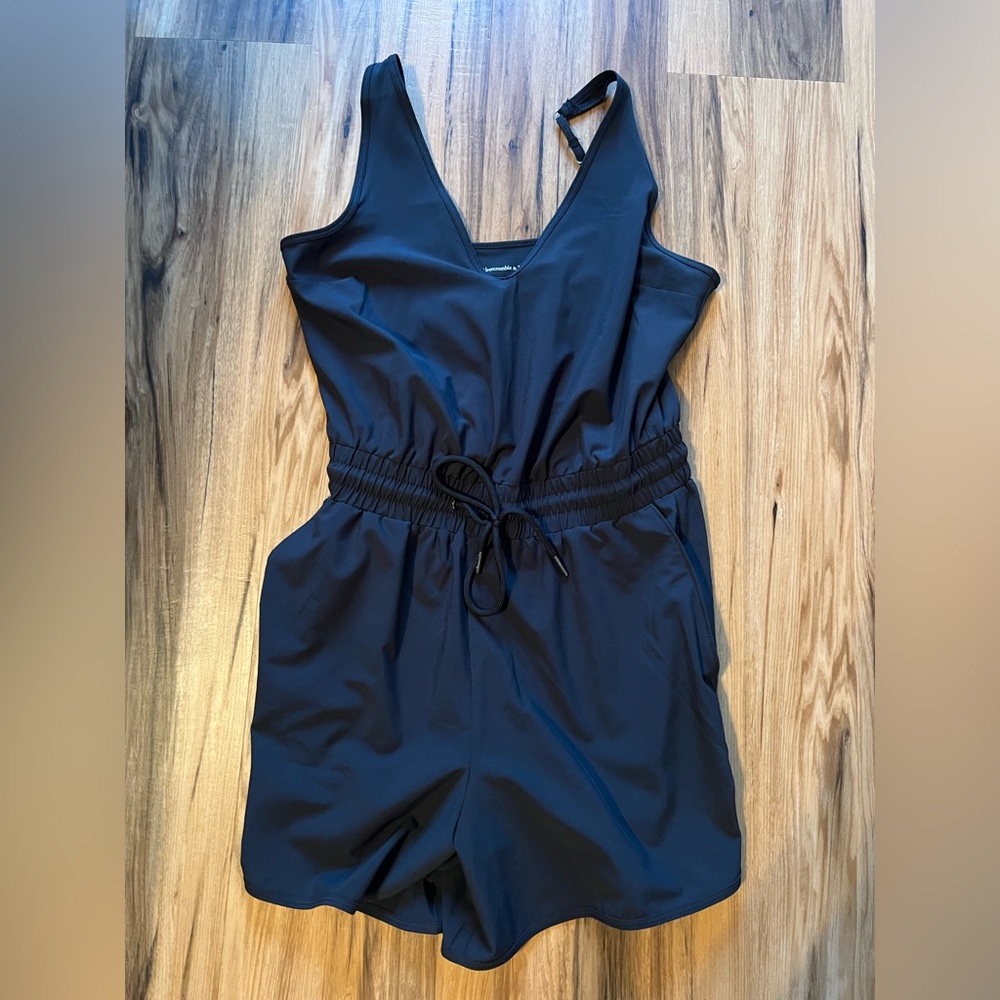 Abercrombie & Fitch V Neck Romper NWOT Size STall